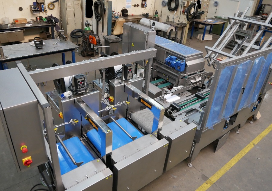 Afak supplies complete packing lines, from fish to box. Pictured above is one of our packing machines coupled to a strapping line. Our packing machines can be customized depending on box dimensions and can pack between 7 and 15 blocks per minute.